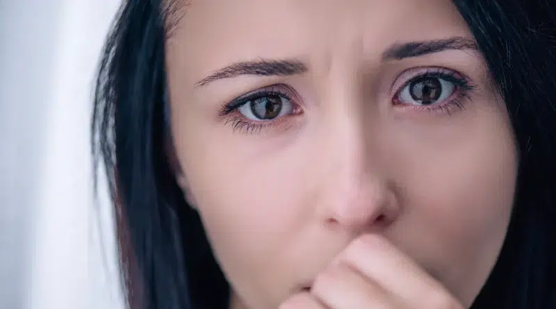 répression émotionnelle femme triste